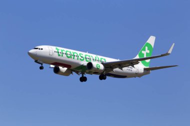 Borispol, Ukrayna - 26 Mayıs 2018: F-Htvg Transavia Fransa Boeing 737-800 uçağı mavi gökyüzü arka plan üzerinde. Yalnızca içerik kullanımı