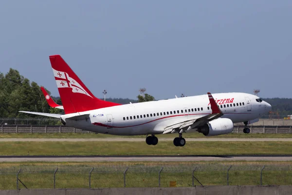 Borispol, Ukrayna - 2018: 4l 26 Mayıs-Tgm Airzena Georgian Airways Boeing 737-700 uçak Borispol Havalimanı piste iniş. Yalnızca içerik kullanımı