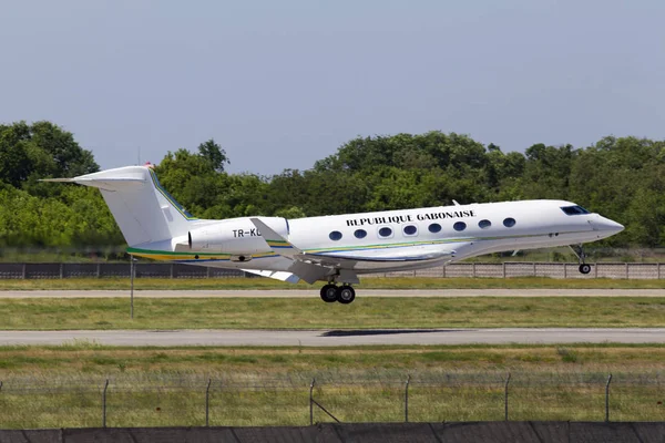 ボルィースピリ国際空港で ウクライナ 2018 Kgm 共和国ガボン ガルフ ストリーム航空宇宙 G650 の航空機 滑走路に着陸 — ストック写真