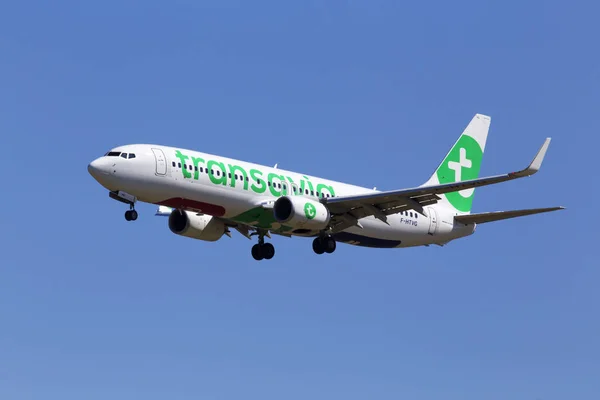 Borispol, Ukrayna - 26 Mayıs 2018: F-Htvg Transavia Fransa Boeing 737-800 uçağı mavi gökyüzü arka plan üzerinde. Yalnızca içerik kullanımı