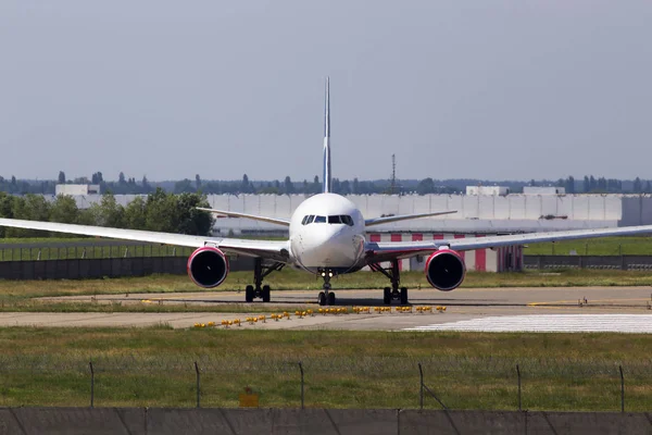 ボルィースピリ国際空港で ウクライナ 2018 アスア アズール空気ドイツ ボーイング 767 300 航空機ボリースピリ国際空港の滑走路の上を実行しています エディトリアル使用のみ — ストック写真
