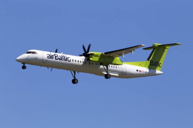 Borispol, Ukrayna - 26 Mayıs 2018: Yl-Bbu Air Baltic De Havilland Kanada Dhc-8-400 uçak mavi gökyüzü arka plan üzerinde. Yalnızca içerik kullanımı