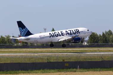 Borispol, Ukrayna - 26 Mayıs 2018: F-Hbao Aigle Azur Airbus A320-200 uçak Borispol Havalimanı piste iniş. Yalnızca içerik kullanımı