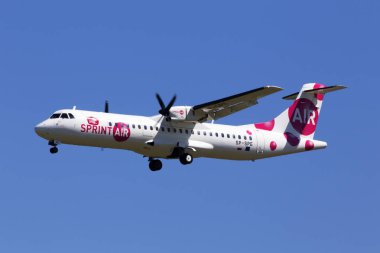 Borispol, Ukrayna - 26 Mayıs 2018: Sp-Spe Sprintair Atr 72 uçak mavi gökyüzü arka plan üzerinde