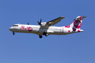 Borispol, Ukrayna - 26 Mayıs 2018: Sp-Spe Sprintair Atr 72 uçak mavi gökyüzü arka plan üzerinde