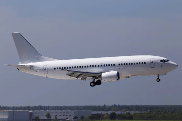 Grande Aeronave Branca Moderna Pousando Pista — Fotografia de Stock