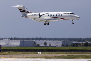 Borispol, Ukrayna - 26 Mayıs 2018: Borispol Havalimanı piste iniş P4-Agl Bombardier Challenger 350 (Bd-100-1a10) iş jeti uçak