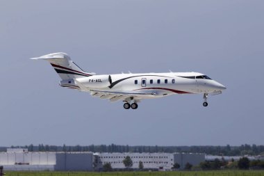 Borispol, Ukrayna - 26 Mayıs 2018: Borispol Havalimanı piste iniş P4-Agl Bombardier Challenger 350 (Bd-100-1a10) iş jeti uçak