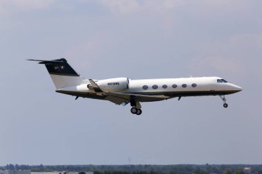 Borispol, Ukrayna - 25 Mayıs 2018: Borispol Havalimanı piste iniş N818me özel Gulfstream Aerospace G-IV Gulfstream IV uçak