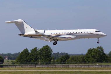 Borispol, Ukrayna - 26 Mayıs 2018: Borispol Havalimanı piste iniş N68889 Bombardier Bd-700-1a10 Global 6000 iş jeti uçak