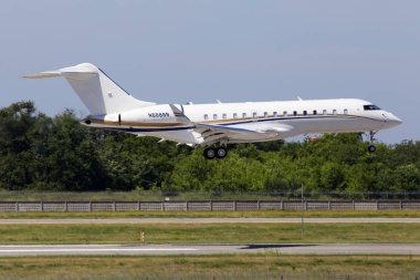 Borispol, Ukrayna - 26 Mayıs 2018: Borispol Havalimanı piste iniş N68889 Bombardier Bd-700-1a10 Global 6000 iş jeti uçak