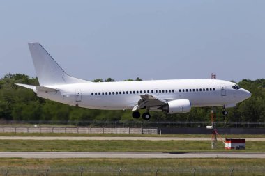 Büyük modern beyaz uçak piste iniş