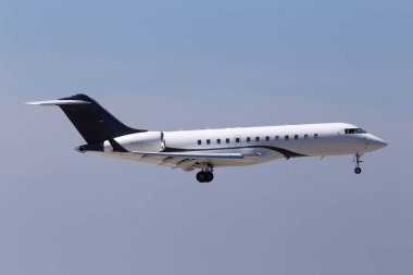Borispol, Ukrayna - 26 Mayıs 2018: Bd-700-1a10 N288zj Zetta Jet Bombardier Global Express business jet uçak Borispol Havalimanı piste iniş