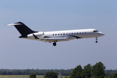 Borispol, Ukrayna - 26 Mayıs 2018: Bd-700-1a10 N288zj Zetta Jet Bombardier Global Express business jet uçak Borispol Havalimanı piste iniş