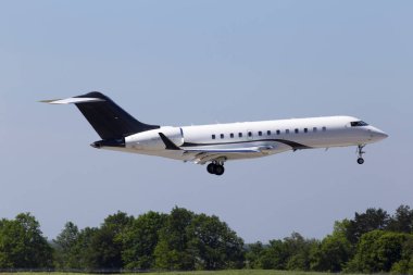 Borispol, Ukrayna - 26 Mayıs 2018: Bd-700-1a10 N288zj Zetta Jet Bombardier Global Express business jet uçak Borispol Havalimanı piste iniş