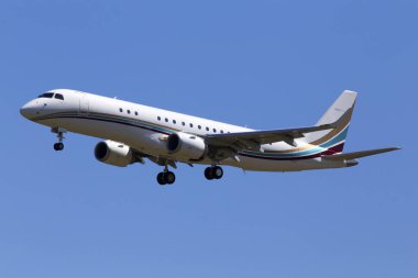 Borispol, Ukrayna - 26 Mayıs 2018: Oo-Ngi uçan hizmet Embraer Lineage 1000 (Erj-190-100 Ecj) Uçak mavi gökyüzü arka plan üzerinde