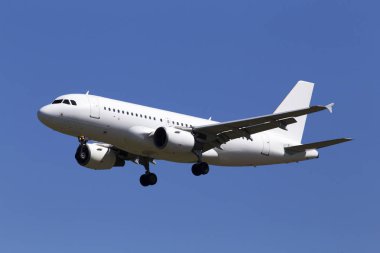 Mavi gökyüzü arka plan üzerinde büyük modern beyaz uçak