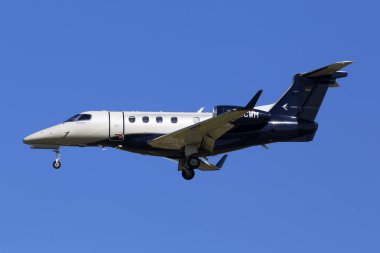Borispol, Ukrayna - 26 Mayıs 2018: D-Ccwm Mhs Havacılık Embraer Emb-505 Phenom 300 uçağı mavi gökyüzü arka plan üzerinde