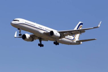 Borispol, Ukrayna - 26 Mayıs 2018: Sx-Rfa Gainjet Havacılık Boeing 757-23n(Wl) Uçak mavi gökyüzü arka plan üzerinde