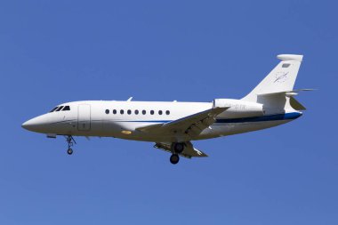 Borispol, Ukrayna - 26 Mayıs 2018: Cs-Dtr Masterjet Dassault Falcon 2000 uçak mavi gökyüzü arka plan üzerinde