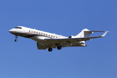 Borispol, Ukrayna - 26 Mayıs 2018: Bd-700-1a10 M-Yuli Bombardier Global Express iş jeti uçak mavi gökyüzü arka plan üzerinde