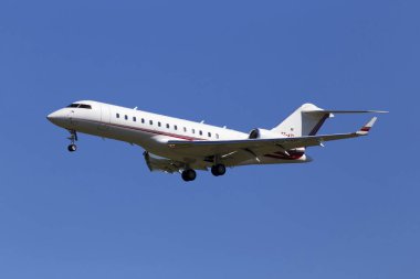 Borispol, Ukrayna - 26 Mayıs 2018: Bd-700-1a10 T7-Atl Bombardier Global Express iş jeti uçak mavi gökyüzü arka plan üzerinde