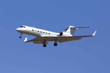 Borispol, Ukrayna - 26 Mayıs 2018: Ec-Kum Tag Havacılık Espania Gulfstream Aerospace G-V-Sp Gulfstream G550 uçağı mavi gökyüzü arka plan üzerinde