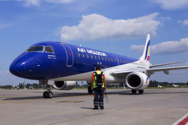Borispol, Ukrayna - 01 Ağustos 2018: Er-Ecb Air Moldova Embraer Erj-190 uçakta Borispol Uluslararası Havaalanı'nda Park alanı