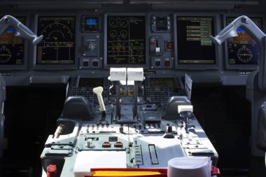 Borispol, Ukrayna - 01 Ağustos 2018: Embraer Erj-190 uçak kokpit görünümünü içinde. Merkezi panel ve frontdesk