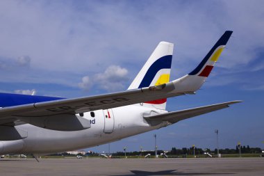 Borispol, Ukrayna - 01 Ağustos 2018: Air Moldova Embraer Erj-190 uçak logolu bir parçası