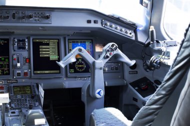 Borispol, Ukrayna - 01 Ağustos 2018: Embraer Erj-190 uçak kokpit görünümünü içinde. İlk memur yer.