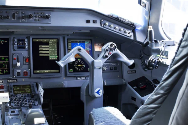 Borispol, Ukrayna - 01 Ağustos 2018: Embraer Erj-190 uçak kokpit görünümünü içinde. İlk memur yer.