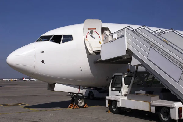 Aviones Modernos Blancos Zona Estacionamiento Espera Del Mantenimiento Del Servicio — Foto de Stock