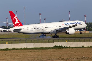 Borispol, Ukrayna - 26 Mayıs 2018: Tc-Jjl Türk Hava Yolları Boeing 777-300er uçakları Borispol Havalimanı piste iniş