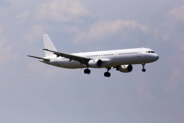 Bulutlu gökyüzü arka plan üzerinde büyük modern beyaz uçak