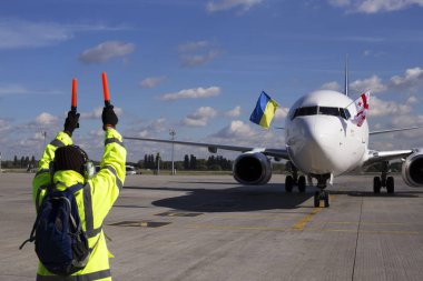 Borispol, Ukrayna - 05 Ekim 2018: Toplantı Borispol Uluslararası Havaalanı'nda Ukrayna Myway havayolları Boeing 737-800 uçak ilk uçuş. Bir danışman, Uçak Park yardımcı olur.