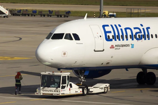 乌克兰鲍里斯波尔 2018年10月05日 Ellinair A320 200 飞机在鲍里斯波尔国际机场的推回 免版税图库照片