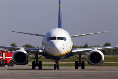 Borispol, Ukrayna - 03 Eylül 2018: Borispol Havalimanı pist üzerinde çalışan Ei-Fzd Ryanair Boeing 737-800 uçağı