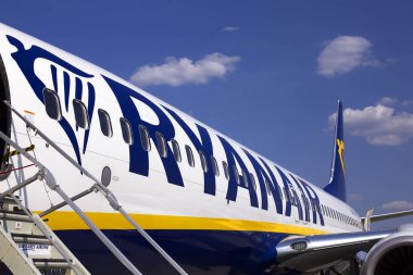 Borispol, Ukrayna - 03 Eylül 2018: Logo ile Ryanair Boeing 737-800 uçak parçası