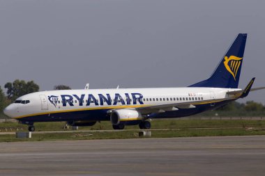 Borispol, Ukrayna - 03 Eylül 2018: Borispol Havalimanı pist üzerinde çalışan Ei-Fzd Ryanair Boeing 737-800 uçağı