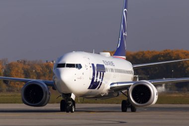 Borispol, Ukrayna - 17 Ekim 2018: Sp-Lvc Lot - Polonya Havayolları Boeing 737 Max 8 uçak Borispol Havalimanı pist üzerinde çalışan