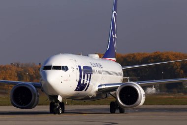 Borispol, Ukrayna - 17 Ekim 2018: Sp-Lvc Lot - Polonya Havayolları Boeing 737 Max 8 uçak Borispol Havalimanı pist üzerinde çalışan