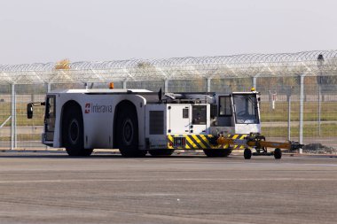 Borispol, Ukrayna - 17 Ekim 2018: Tbl-180 Douglas pushback traktör Borispol Uluslararası Havalimanı