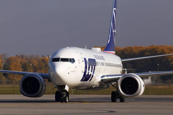 Borispol, Ukrayna - 17 Ekim 2018: Sp-Lvc Lot - Polonya Havayolları Boeing 737 Max 8 uçak Borispol Havalimanı pist üzerinde çalışan
