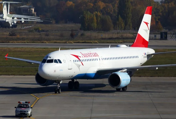 ボルィースピリ国際空港で ウクライナ 2018 Lbm オーストリア航空エアバス A320 200 航空機ボリースピリ国際空港駐車場に実行しています — ストック写真