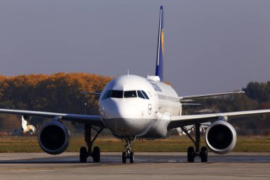 Borispol, Ukrayna - 17 Ekim 2018: D-Aiul Lufthansa Airbus A320-200 uçak Borispol Havalimanı otopark için çalışan