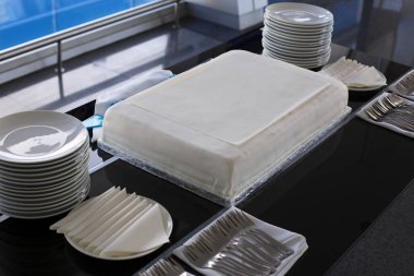 Yıldönümü, closeup onuruna beyaz kutlama pastası