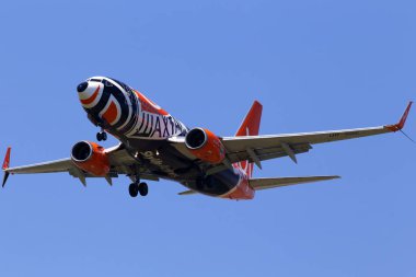 Borispol, Ukrayna - 18 Mayıs 2019: mavi gökyüzü arka plan üzerinde your-Sqe Skyup Airlines Boeing 737-700 uçak