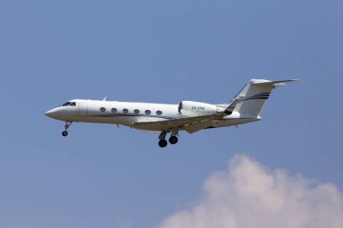 Borispol, Ukrayna - 25 Mayıs 2018: 4x-Cpx Gulfstream Ivsp Arkia Israel Airlines uçağı mavi gökyüzü arka plan üzerinde