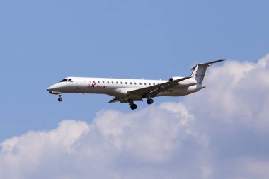 Borispol, Ukrayna - 25 Mayıs 2018: F-Hfke Fly Kiss Embraer Erj-145 uçağı mavi gökyüzü arka plan üzerinde